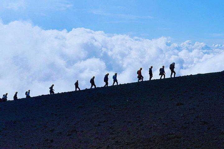 エトナ山トレッキング（標高3000m）：カターニアからの送迎とドローン撮影