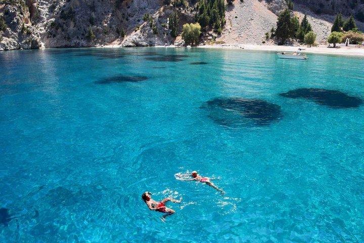 セントジョージベイに水泳停留所があるシミ島へのボートトリップ
