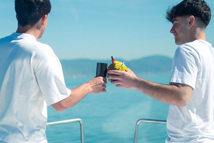 ベナルマデナのプライベートボートツアー：オープンバー、水泳、イルカウォッチング