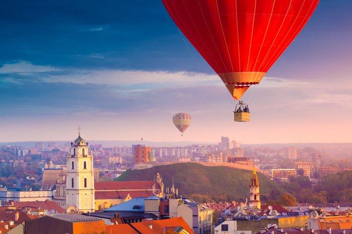 Paseo en globo aerostático premium sobre Vilna (cuando sea posible) o Trakai