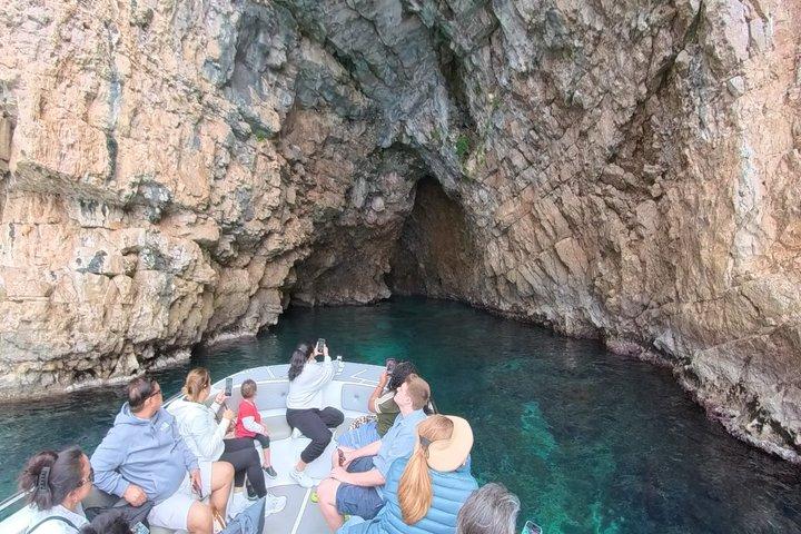 Excursión en barco a la Dama de la Roca, base submarina y nado en la Cueva Azul