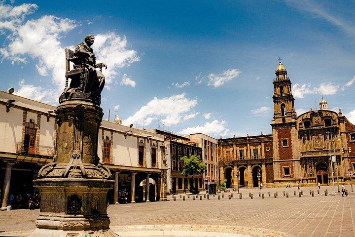 メキシコシティ歴史地区ツアー：アステカから近代メキシコへ