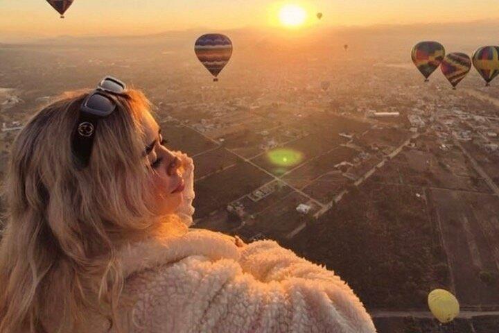 Hot Air Balloon Flight & Cave Breakfast in Teotihuacán