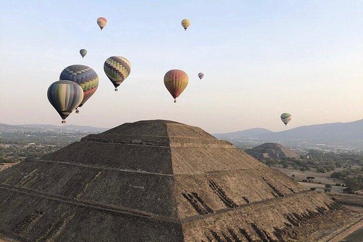Hot Air Balloon Flight & Cave Breakfast in Teotihuacán