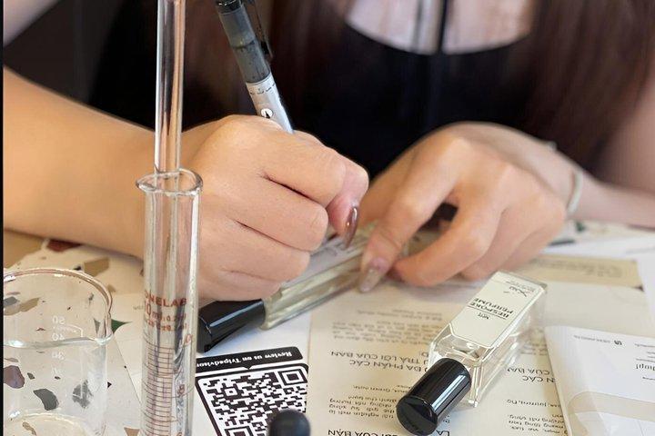 Note The Scent Lab Hanoiで香水作りワークショップ