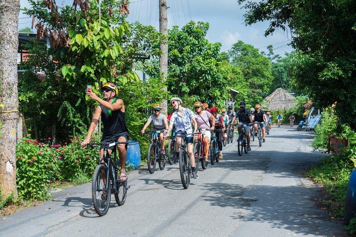 Passeio de bicicleta pelo túnel Cu Chi
