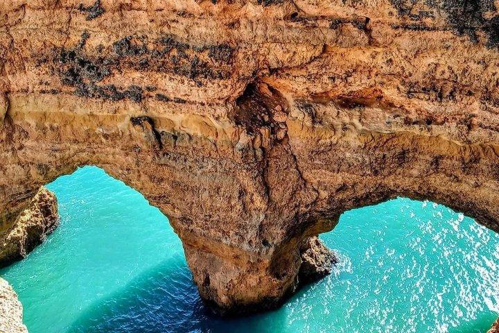 ベナギル洞窟ボートツアーでアルガルヴェ・ラゴスへの日帰り旅行
