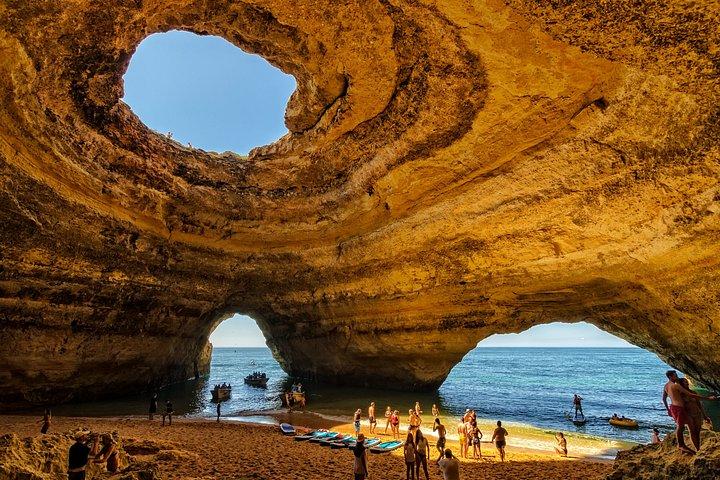 ベナギル洞窟ボートツアーでアルガルヴェ・ラゴスへの日帰り旅行