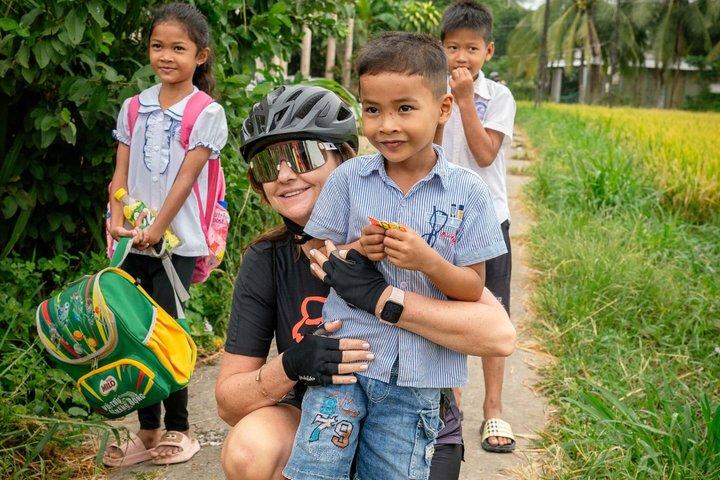 Aventura de ciclismo no campo de Saigon