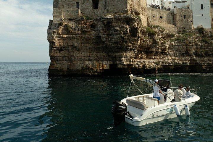 Excursion en bateau panoramique dans les grottes de Polignano a Mare avec apéritif