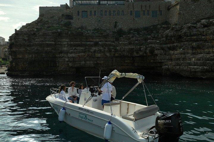 Excursion en bateau panoramique dans les grottes de Polignano a Mare avec apéritif