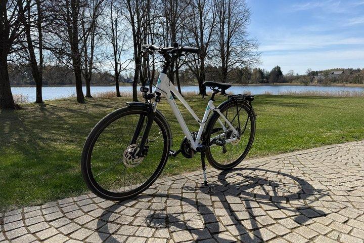 トラカイへの 1 日ガイドなし旅行 - 24 時間の自転車レンタル。そして電車の切符
