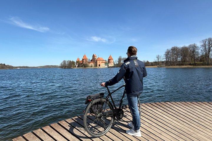 トラカイへの 1 日ガイドなし旅行 - 24 時間の自転車レンタル。そして電車の切符