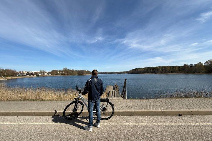 トラカイへの 1 日ガイドなし旅行 - 24 時間の自転車レンタル。そして電車の切符
