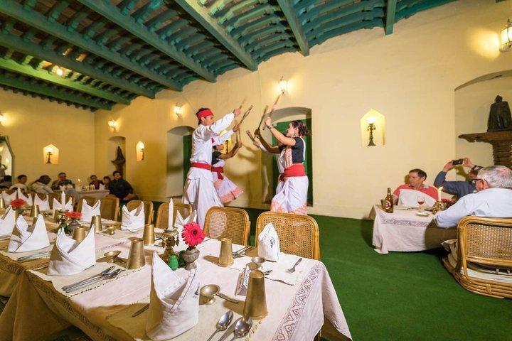 Autentica cena nepalese con spettacolo culturale dal vivo