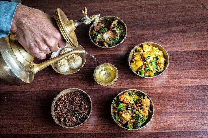 Autentica cena nepalese con spettacolo culturale dal vivo