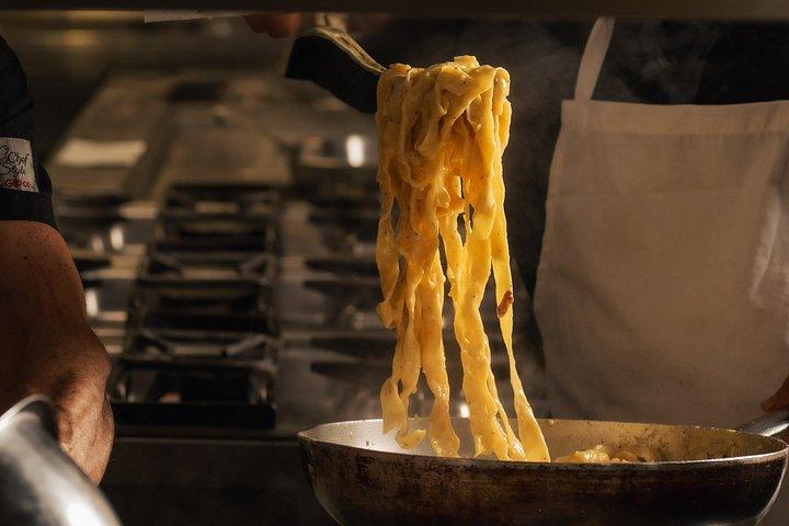 ローマのナヴォーナ広場でのジェラートとフェットチーネパスタの料理教室