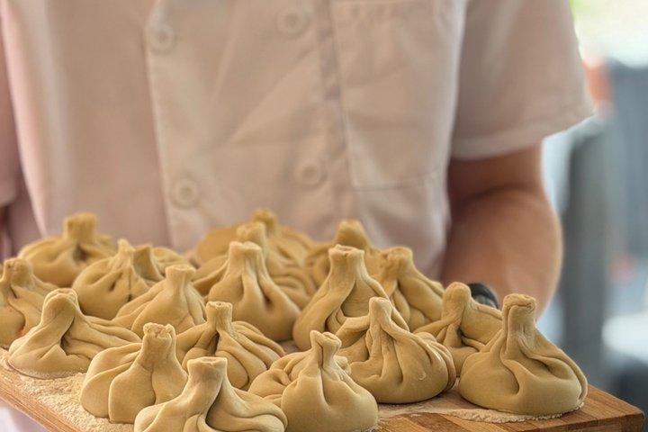 トビリシでの小グループのヒンカリとハチャプリの料理教室