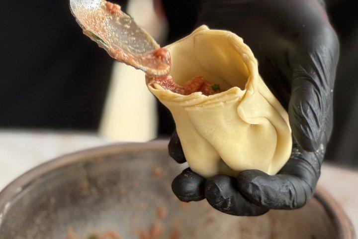 トビリシでの小グループのヒンカリとハチャプリの料理教室