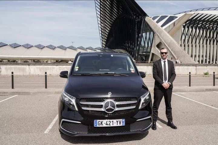 Premium Van Transfer for Groups in Lyon Airport