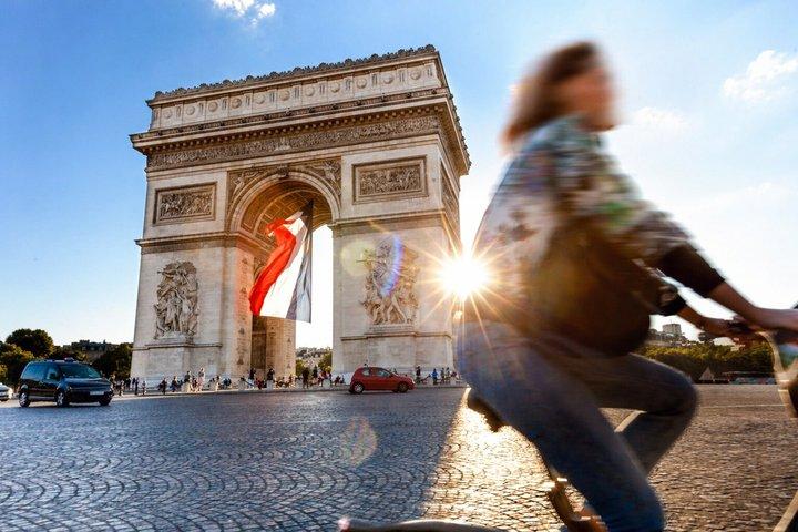 Arc de Triomphe Private Guided Tour with Ticket Included