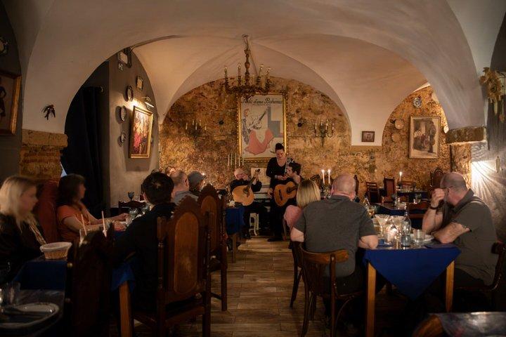 Scopri Fado con Concerto e Cena inclusi