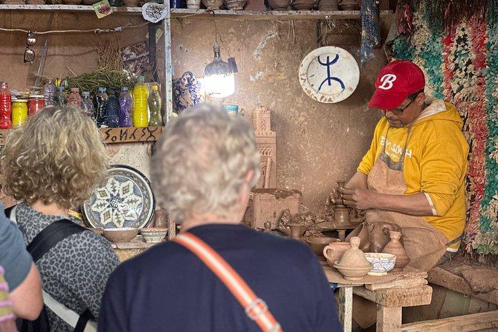 マラケシュ : オウリカバレーツアー、滝、ベルベルビレッジ＆ランチ