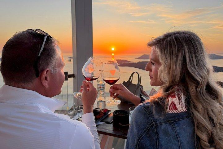 Excursão privada ao vinho de Santorini: 3 vinícolas e o deslumbrante pôr do sol da Caldera