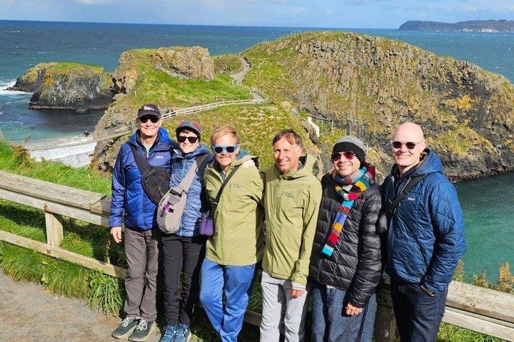 Tour por la Calzada de los Gigantes de Lujo en Mercedes + Tour GRATIS por el Mural de Belfast