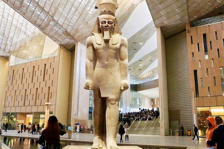 フルガダ発カイロ日帰り旅行：ピラミッド＆大エジプト博物館