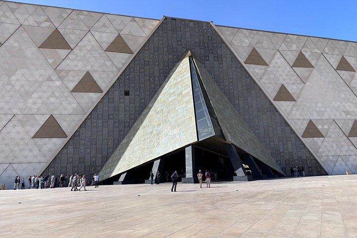 フルガダ発カイロ日帰り旅行：ピラミッド＆大エジプト博物館