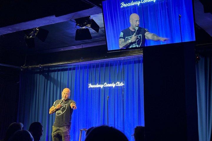 ブロードウェイ コメディ クラブのタイムズ スクエアでスタンド アップ コメディ ライブ