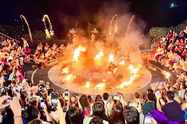 Visita nocturna privada al templo de Uluwatu y Kecak Fire Dance en la bahía de Jimbaran