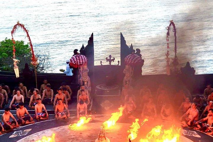 Visita nocturna privada al templo de Uluwatu y Kecak Fire Dance en la bahía de Jimbaran