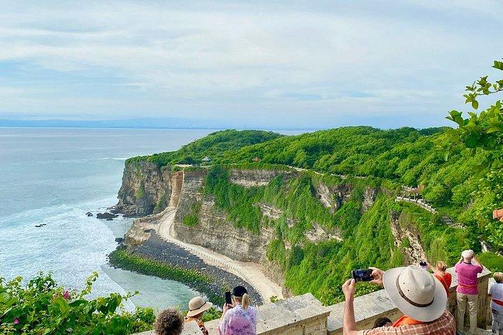 ウルワツの夕日ツアーとジンバランビーチでのディナー付きケチャックダンスショー