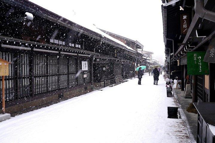 白川郷と飛騨の里の冬のイルミネーションを巡る2日間のバスツアー