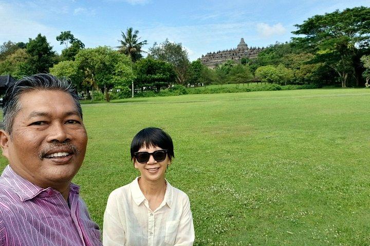 セトゥンブ丘陵メラピ火山とプランバナンからのボロブドゥール日の出