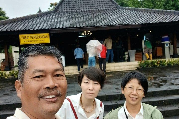 セトゥンブ丘陵メラピ火山とプランバナンからのボロブドゥール日の出