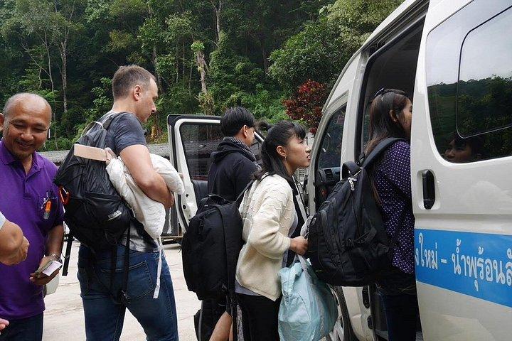 チェンマイとメーコンポン村への乗り合いミニバン送迎