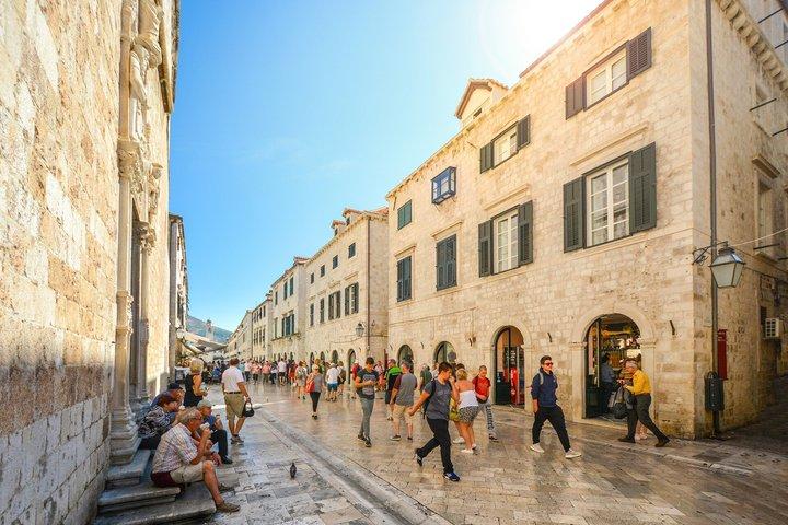ドゥブロヴニク城壁の史跡とアドリア海の景色