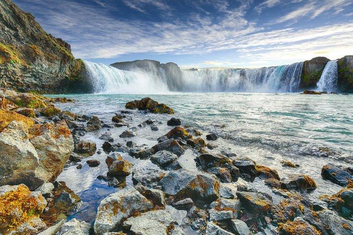 Cascada y arena negra de Siglufjörður Akureyri City Goðafoss