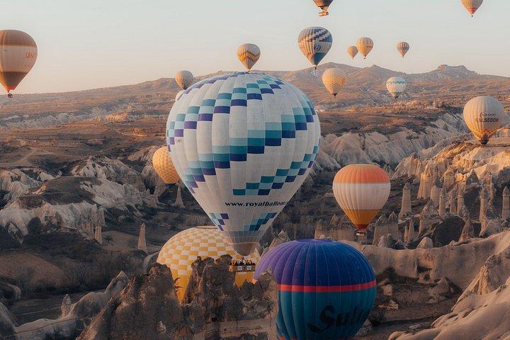 ゴレメでのロイヤルバルーンフライトとプライベートガイド付きカッパドキアツアー