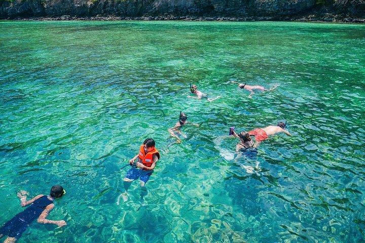 クラビからクラシック ロングテール ボートで行く人気の 4 島ツアー