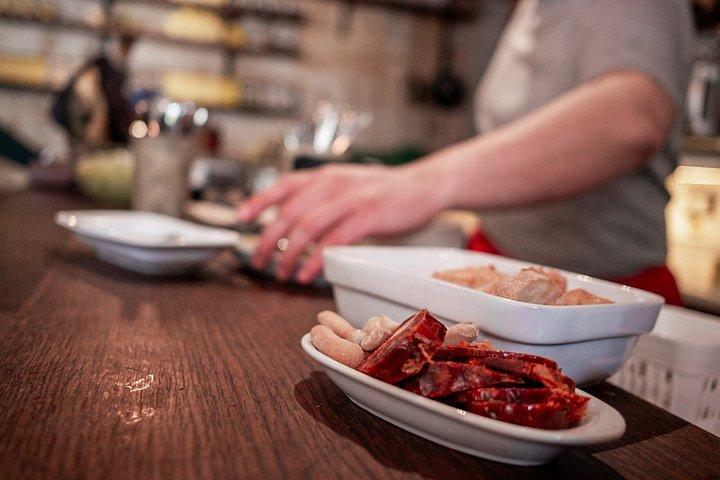 Barcelona: Gothic Quarter Tapas & Wine Small Group Tour