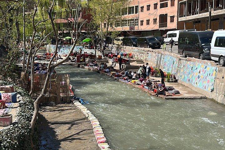 マラケシュ:ガイド付きウリカ渓谷&アトラス山脈ツアー