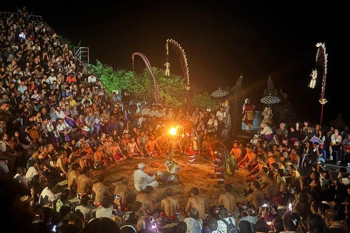 ウルワツ寺院の夕日とケチャック火のダンスプライベートツアー