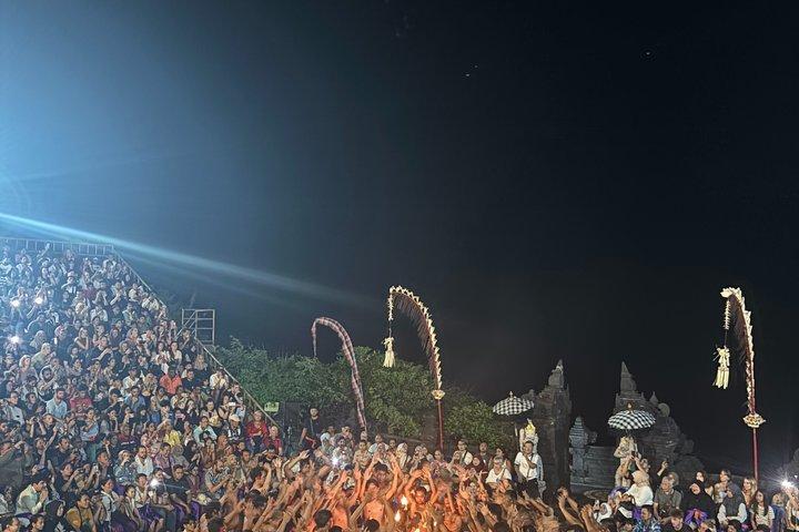 ウルワツ寺院の夕日とケチャック火のダンスプライベートツアー