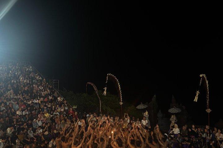 ウルワツ寺院の夕日とケチャック火のダンスプライベートツアー