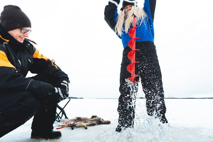 Safari de 4 horas en moto de nieve con pesca en hielo en Levi