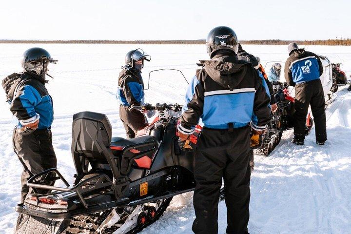 Safari de 4 horas en moto de nieve con pesca en hielo en Levi